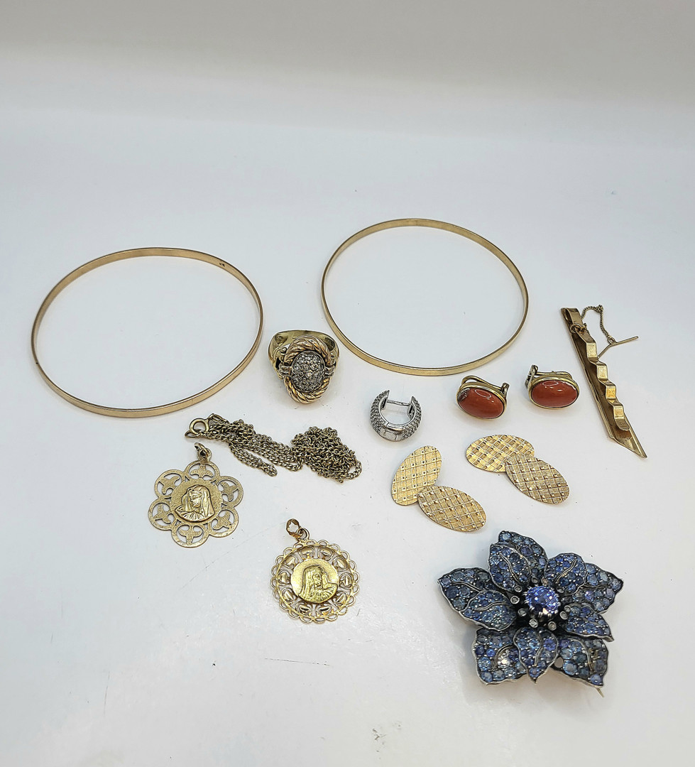 Vari oggetti in oro pietre argento 