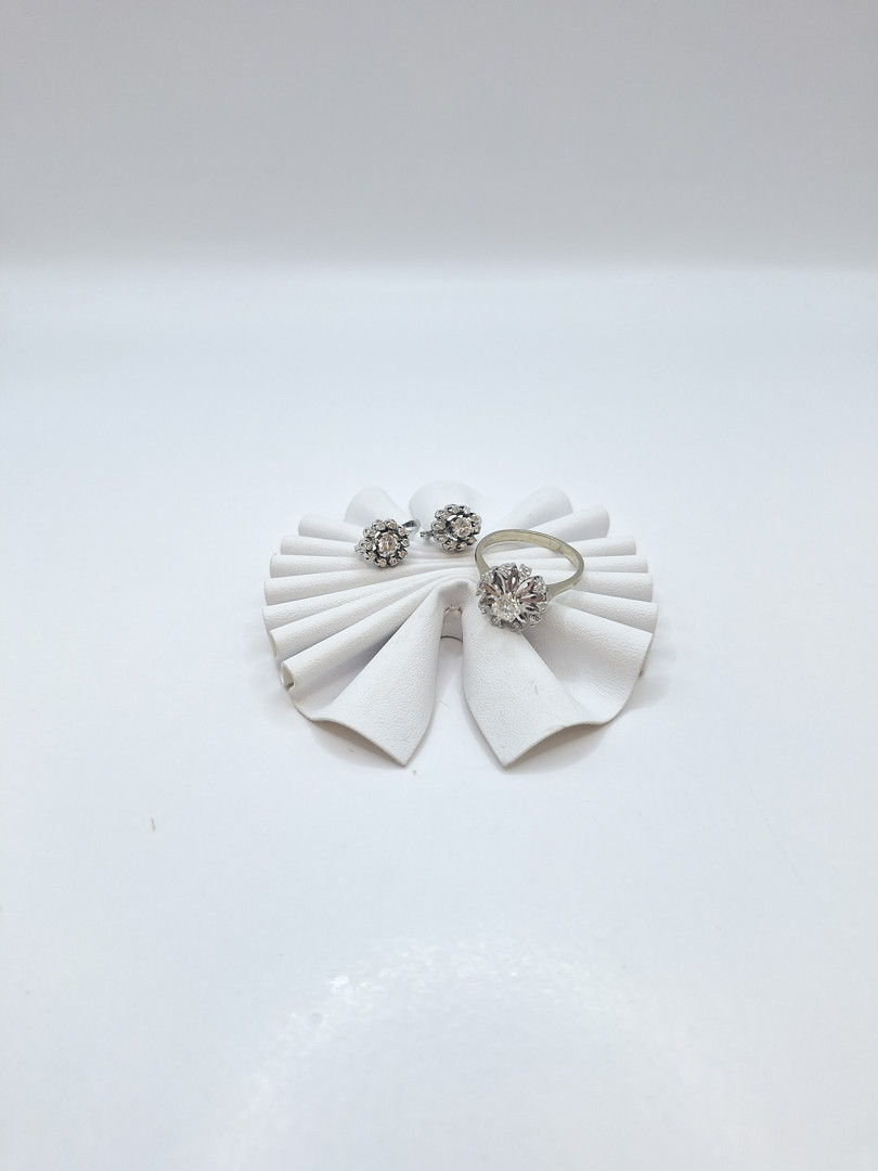 Anello e un paio orecchini oro 