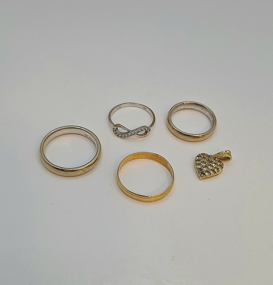 Vari oggetti oro pietre