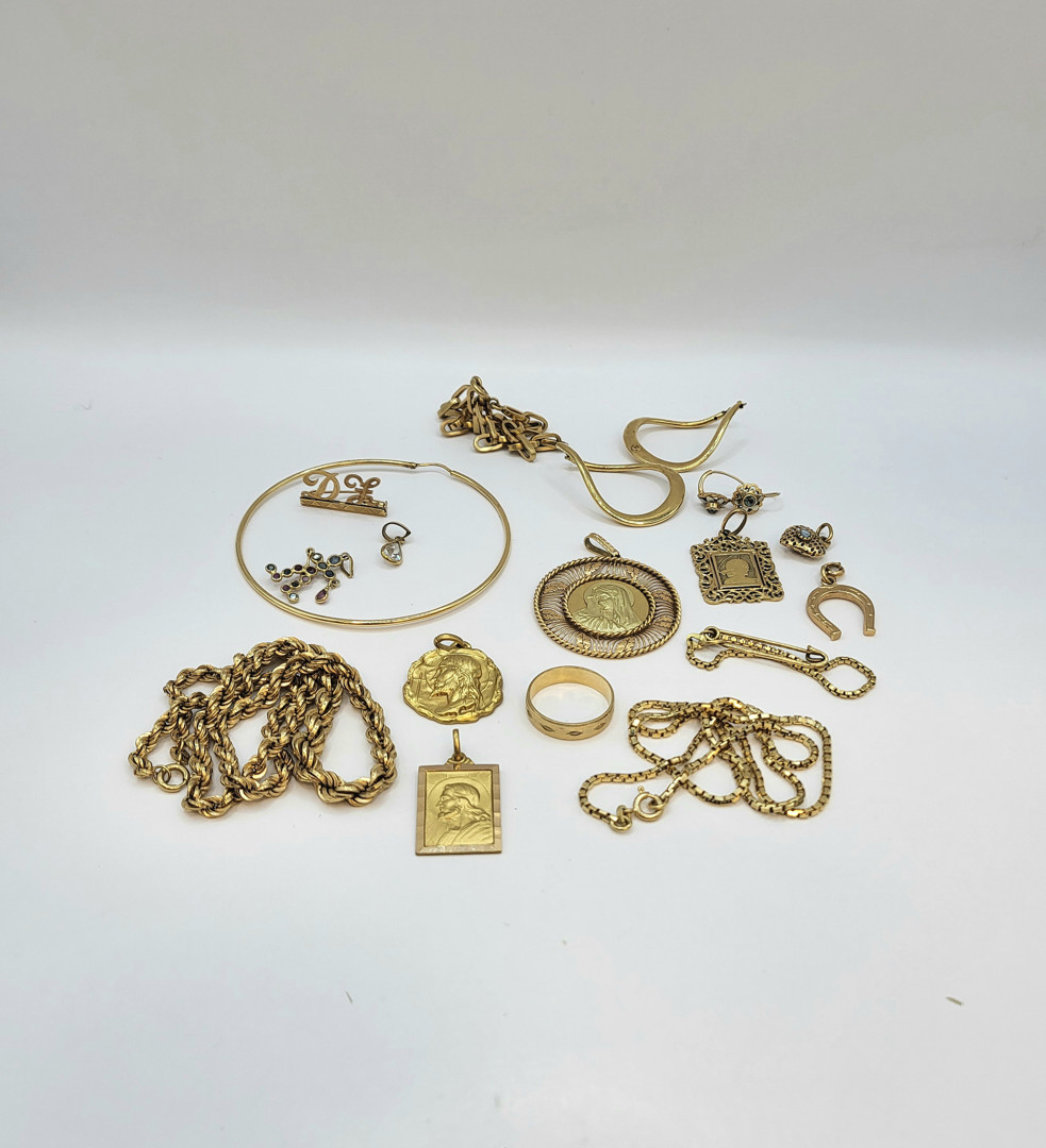 Vari oggetti oro pietre