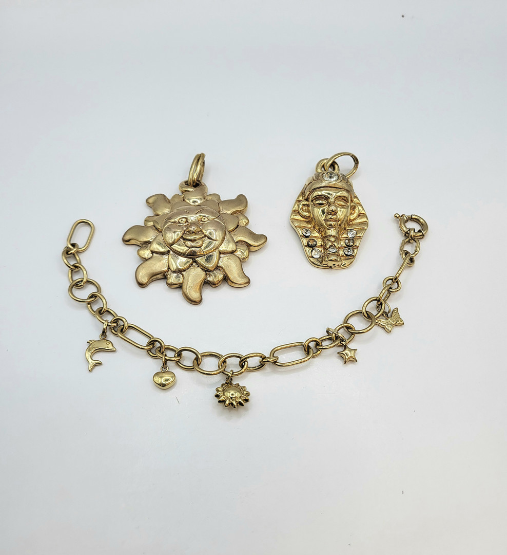 Vari oggetti oro pietre