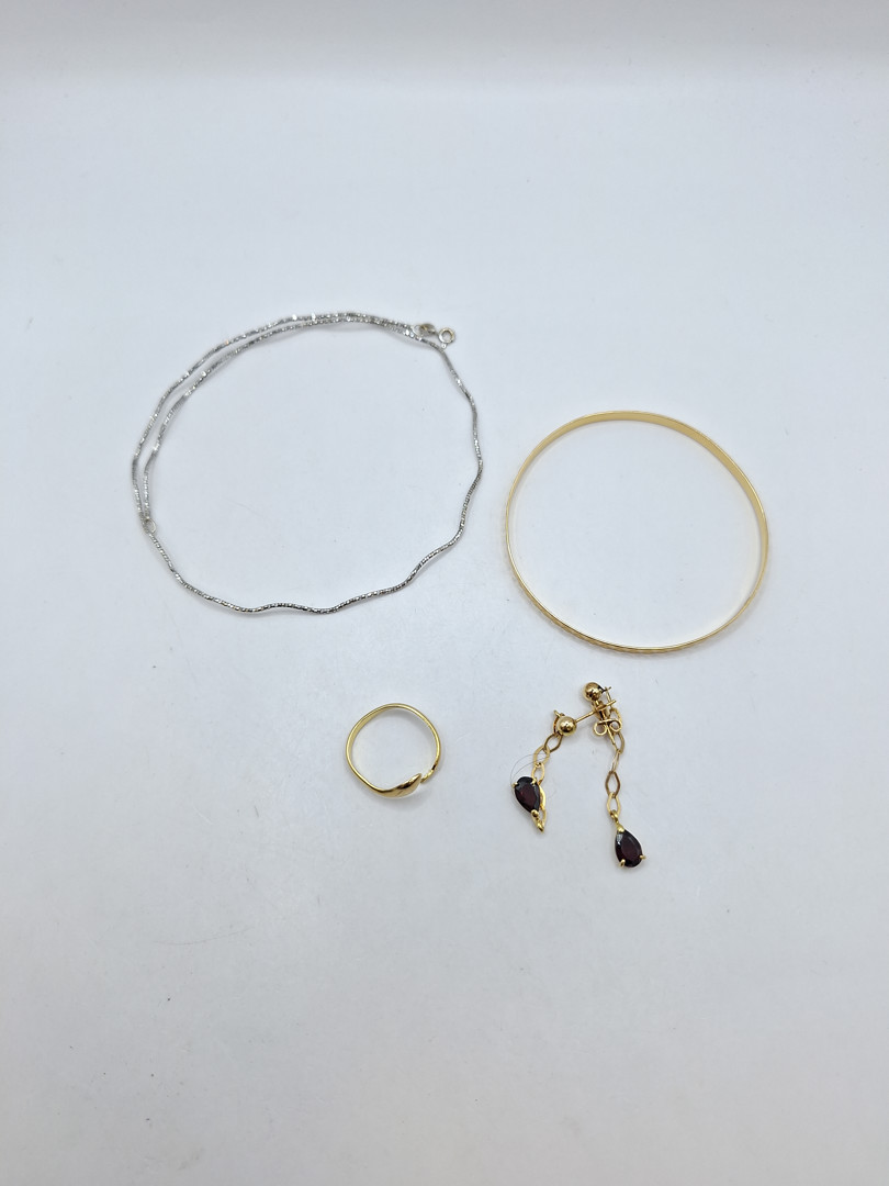 Vari oggetti oro pietre