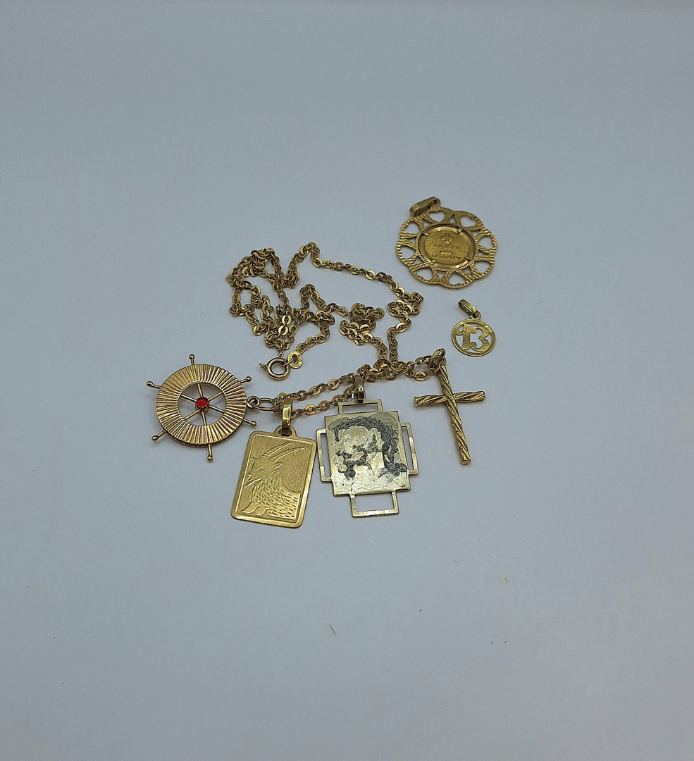 Vari oggetti oro pietra 