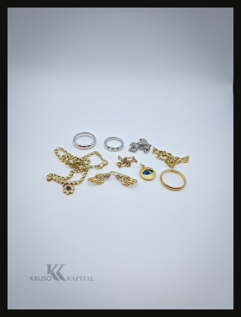 Vari oggetti in oro diamanti pietre