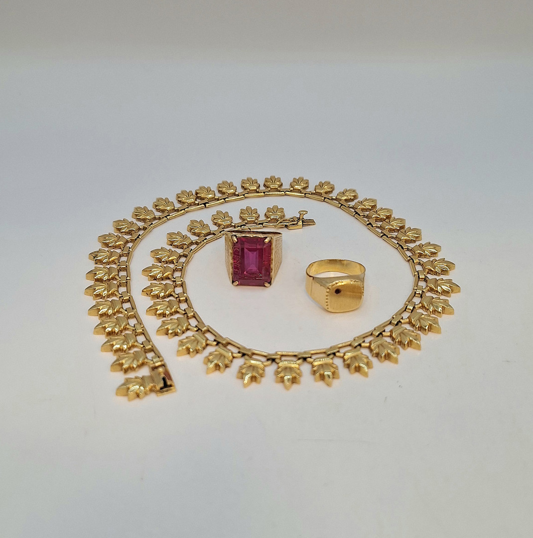 Due anelli e collana oro pietre