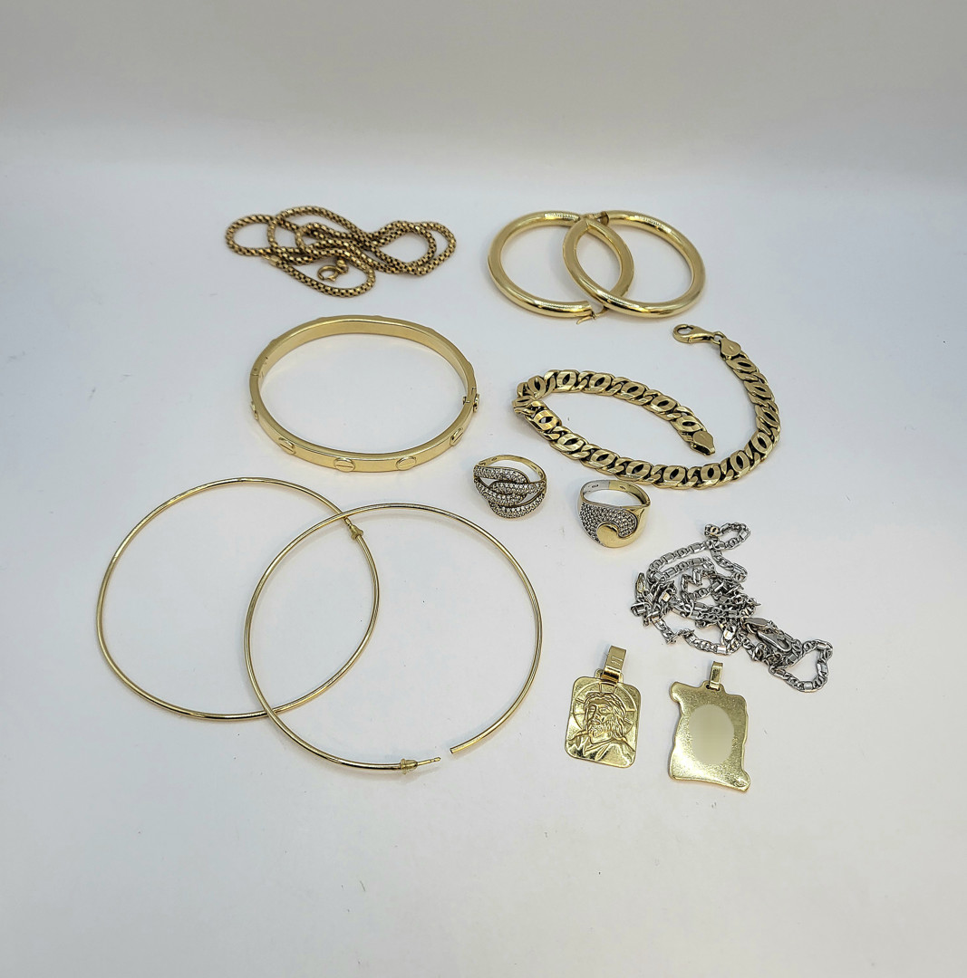 Vari oggetti in oro pietre