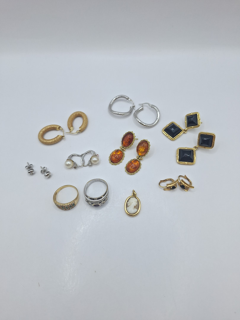 Vari oggetti oro diamanti pietre vetri perle cammeo