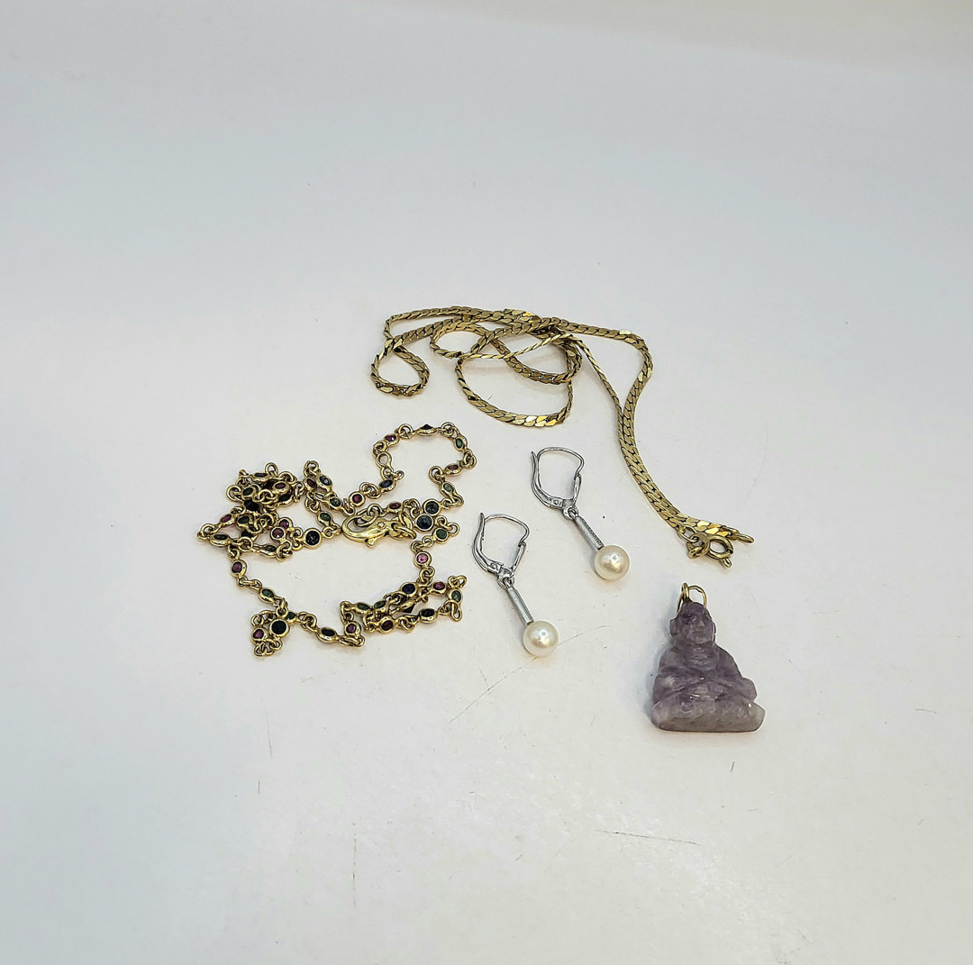 Vari oggetti oro perle pietre