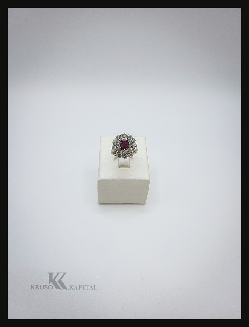 Anello oro con pietra e diamanti