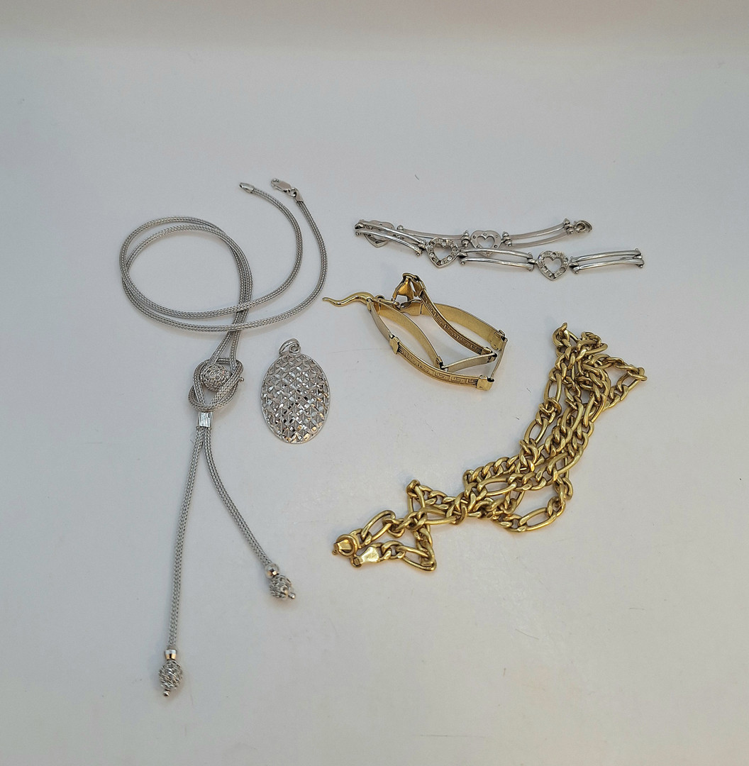 Due collane due bracciali e due ciondoli in oro pietre 
