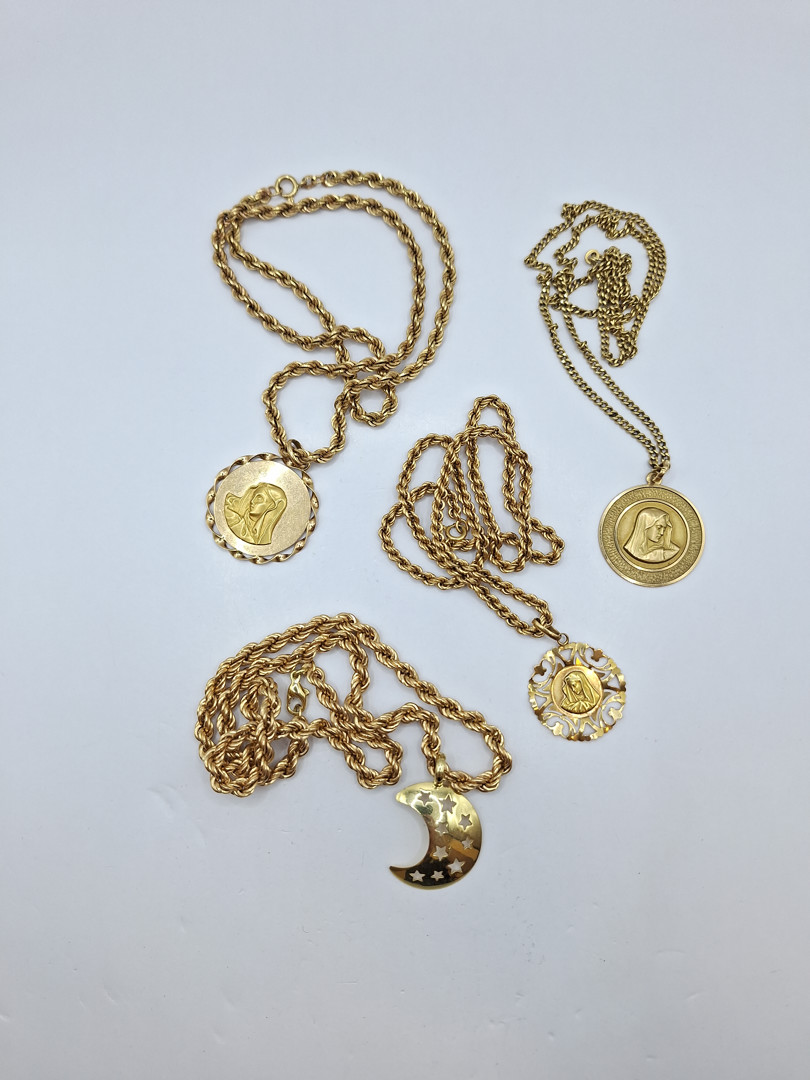 Quattro collane e quattro ciondoli oro 