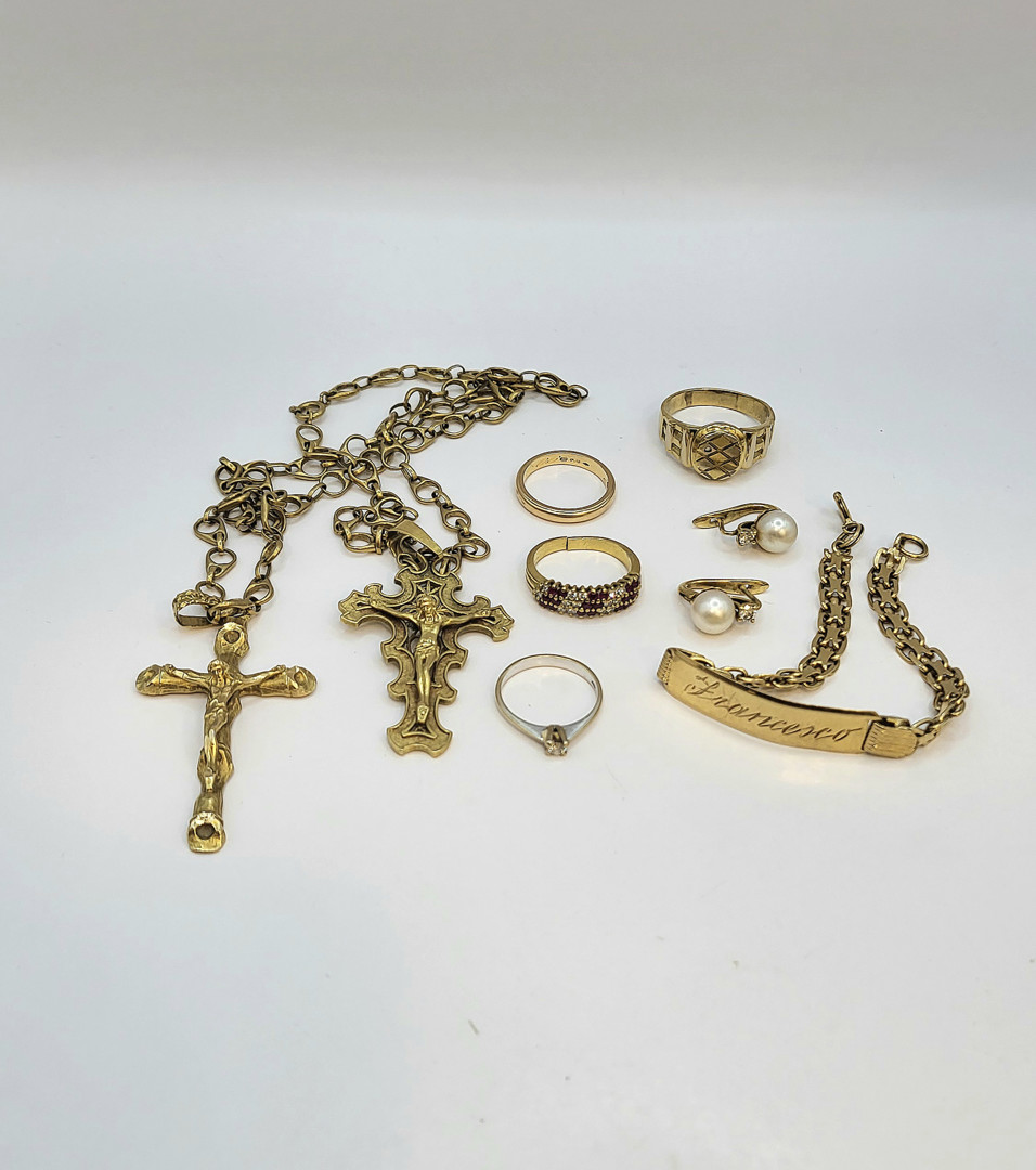 Vari oggetti oro pietre perle diamantini