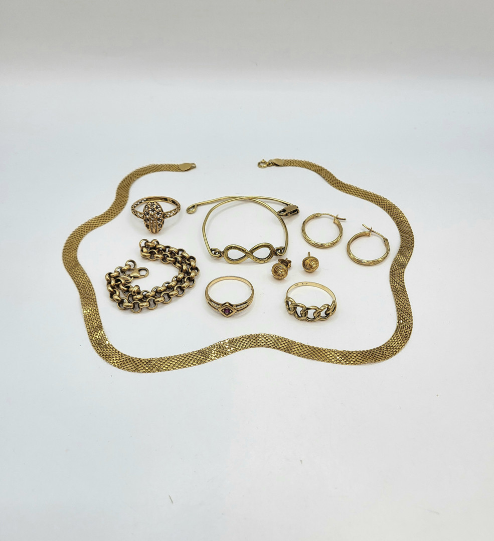 Vari oggetti oro pietra