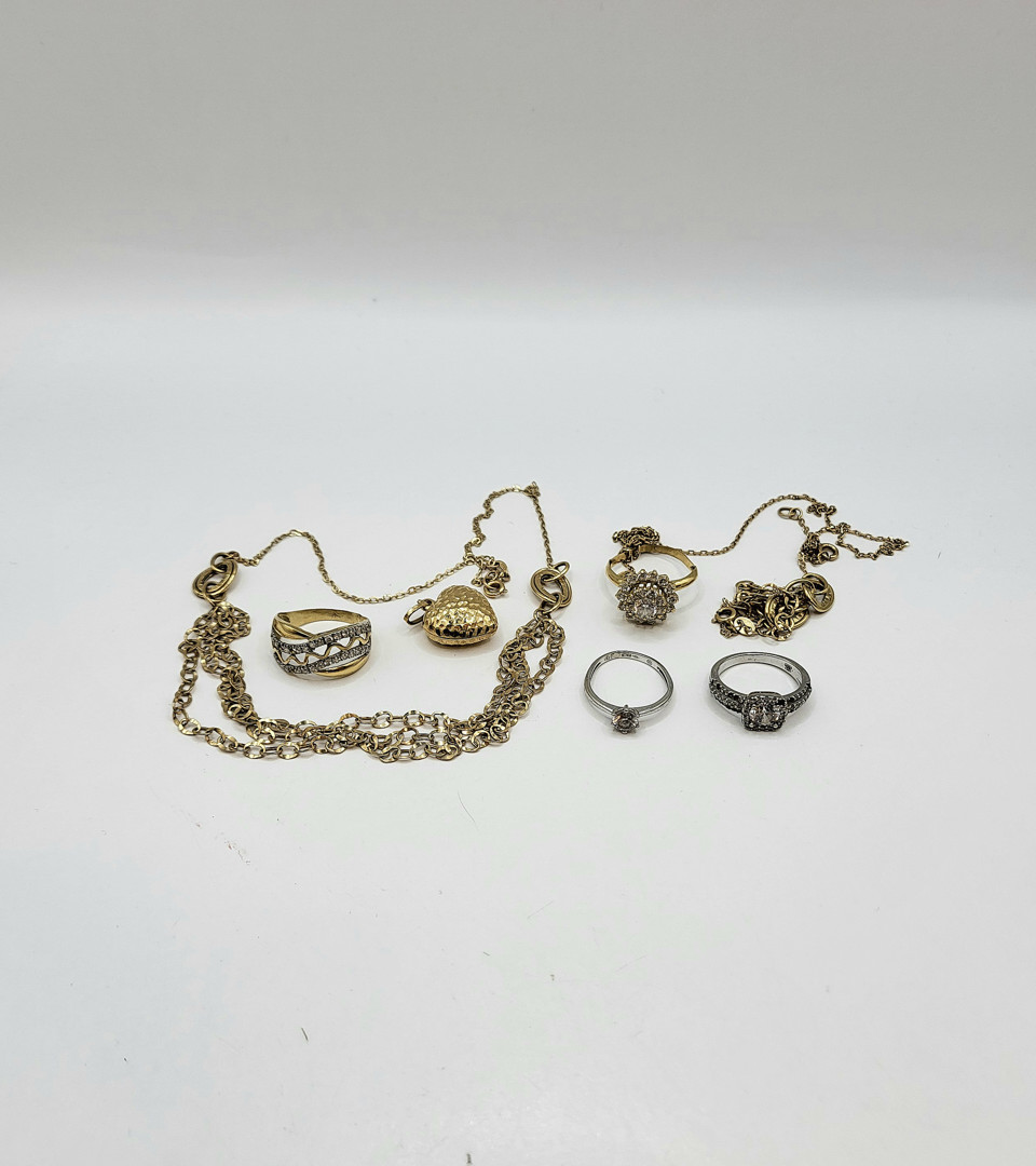 Vari oggetti in oro pietre 