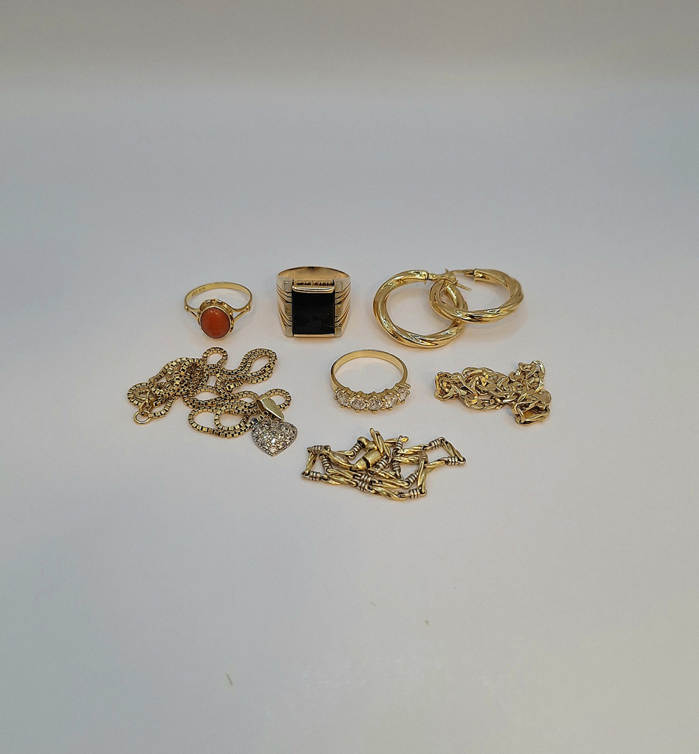 Vari oggetti in oro pietre