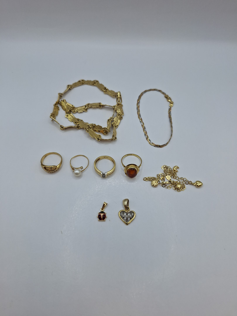 Vari oggetti oro pietre diamantini smalti perla