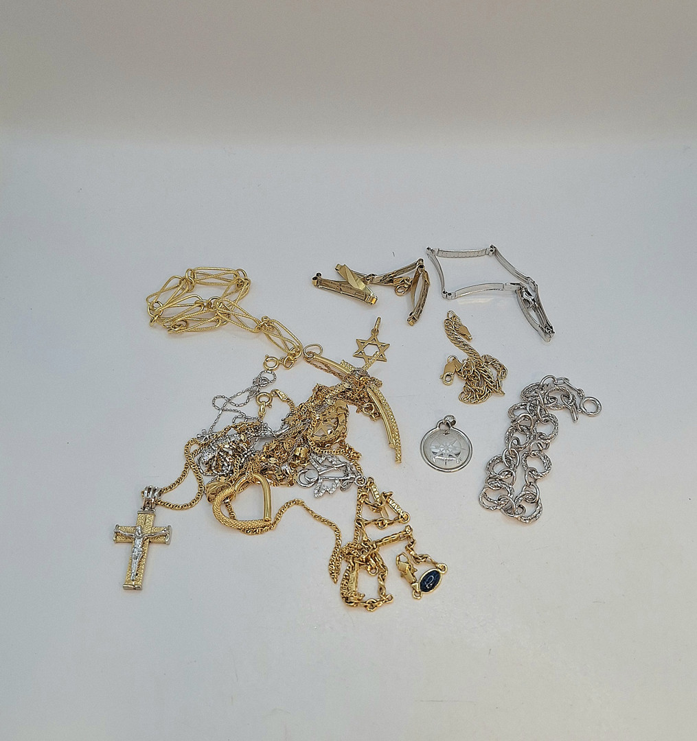 Vari oggetti in oro pietre