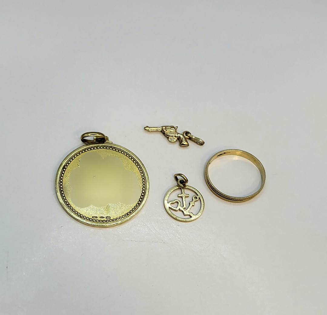 Anello e tre ciondoli oro 