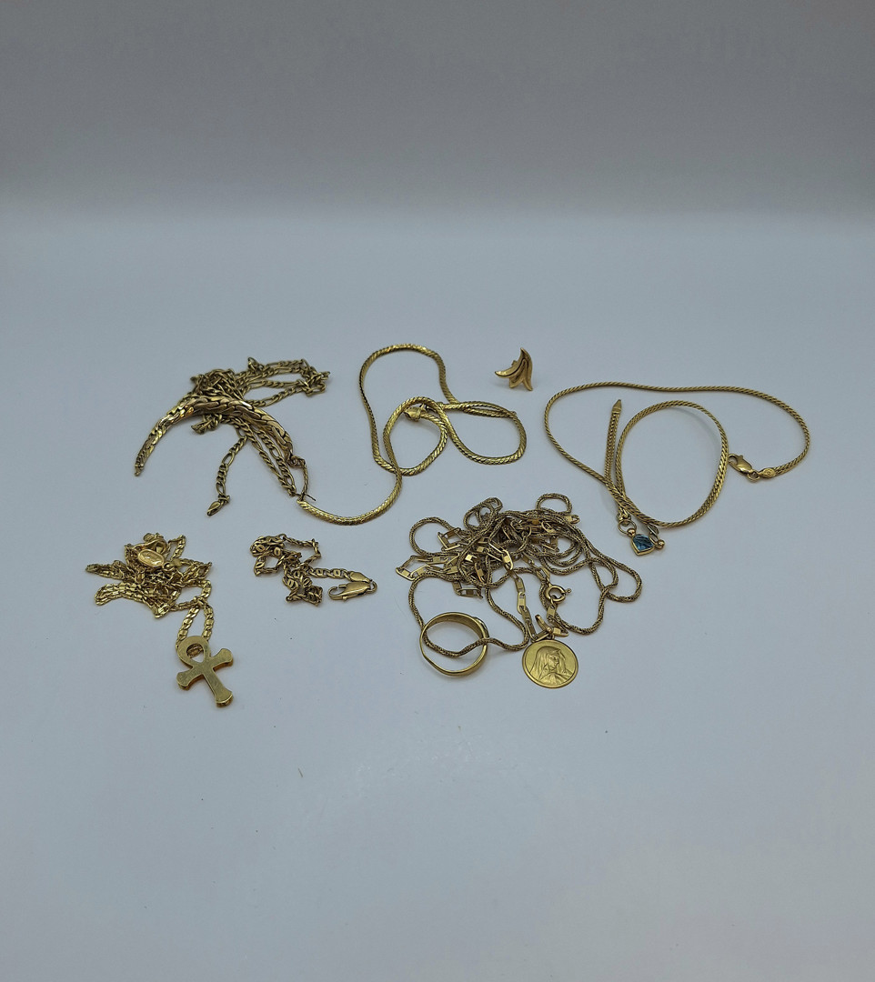 Vari oggetti oro pietra