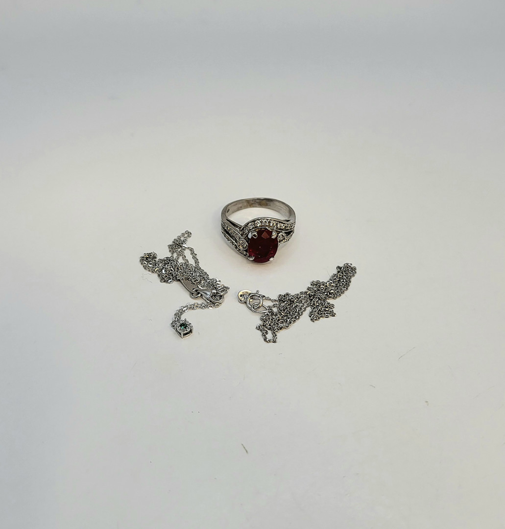 Anello e due collane oro pietre