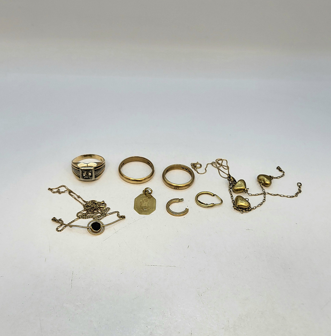 Vari oggetti oro pietre