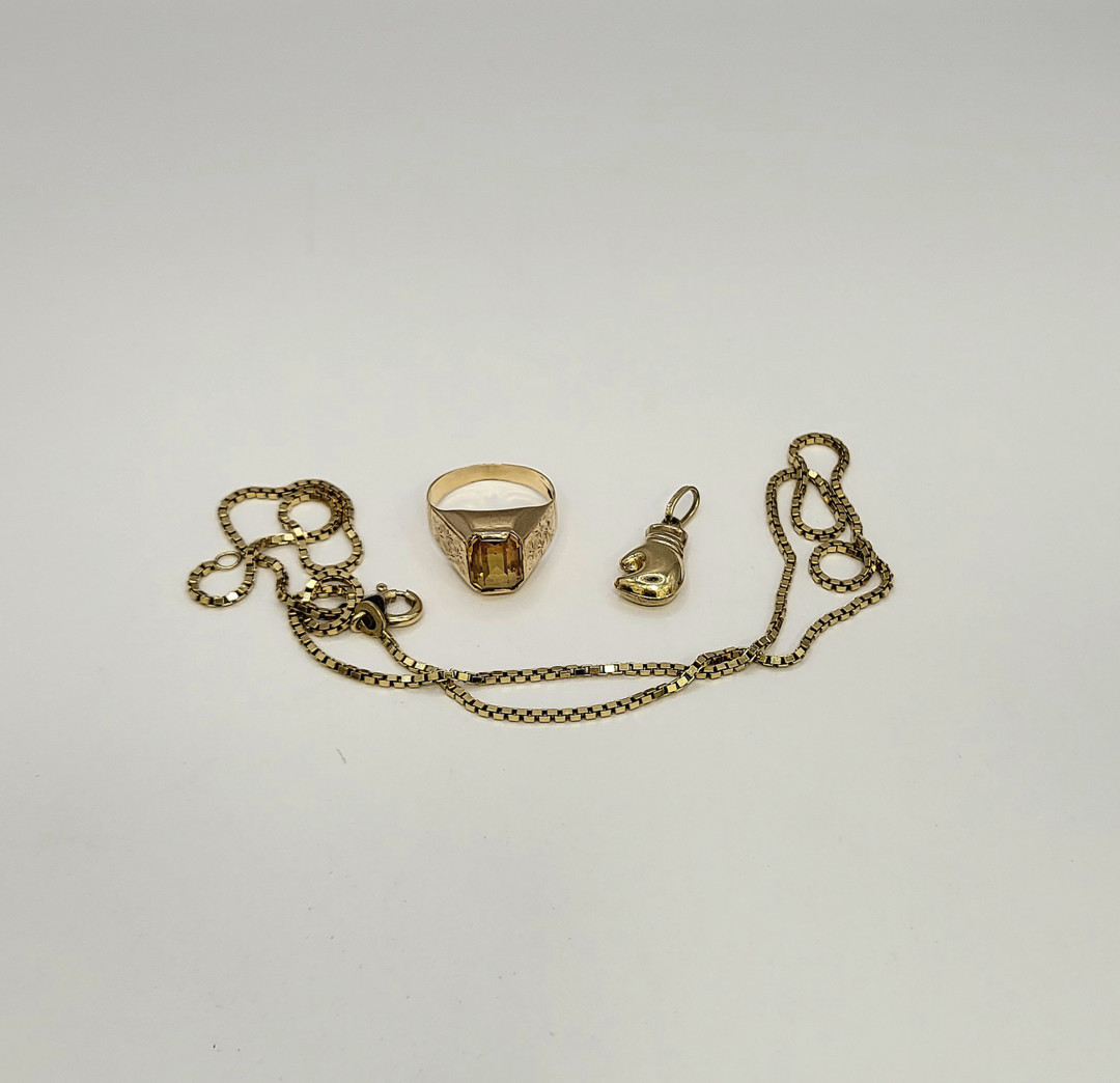 Collana ciondolo e anello oro pietra