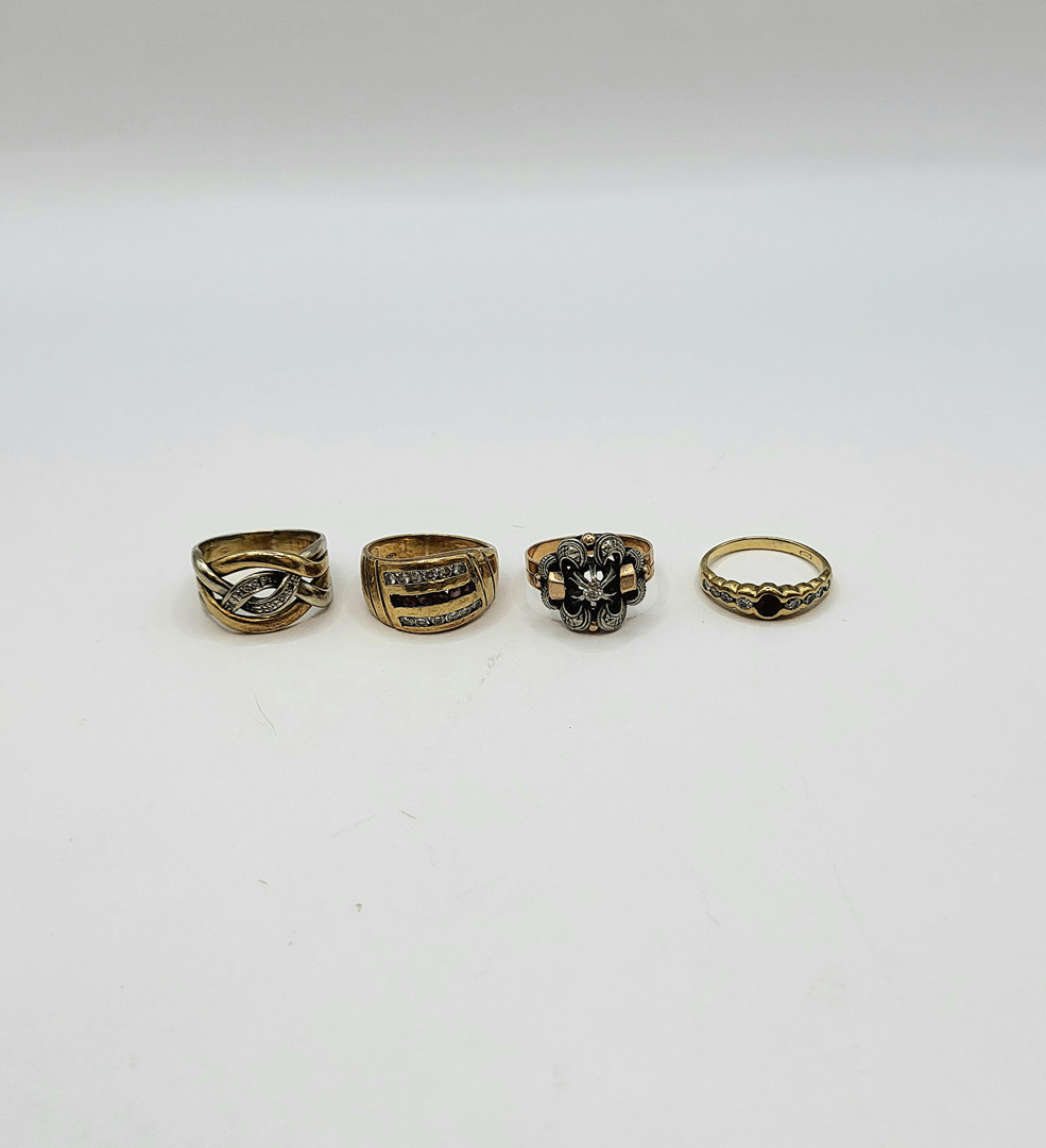 Quattro anelli oro pietre diamantini