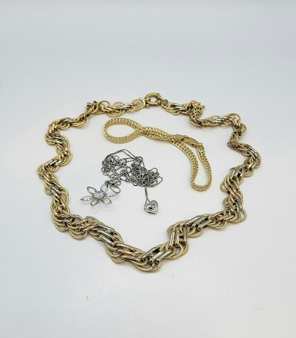 Vari oggetti oro pietre