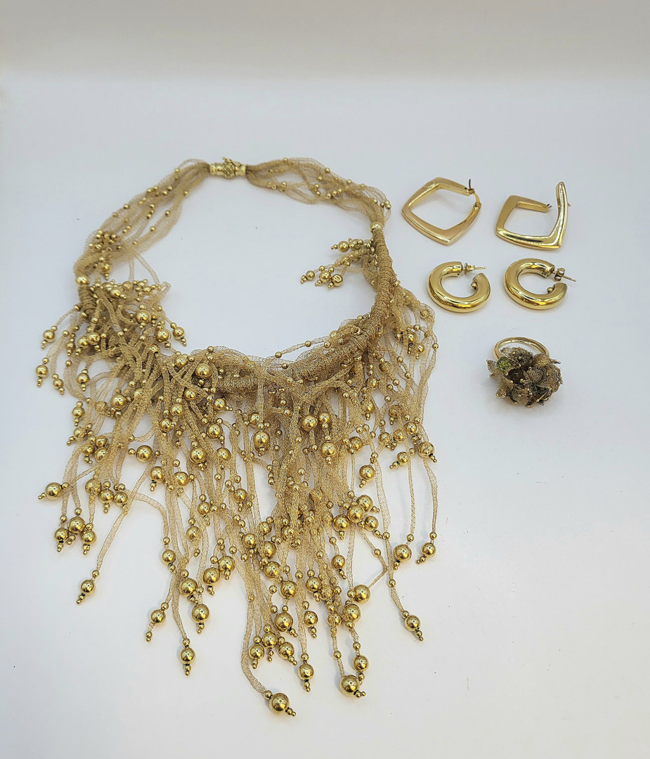 Anello  due paia orecchini e collana oro pietre