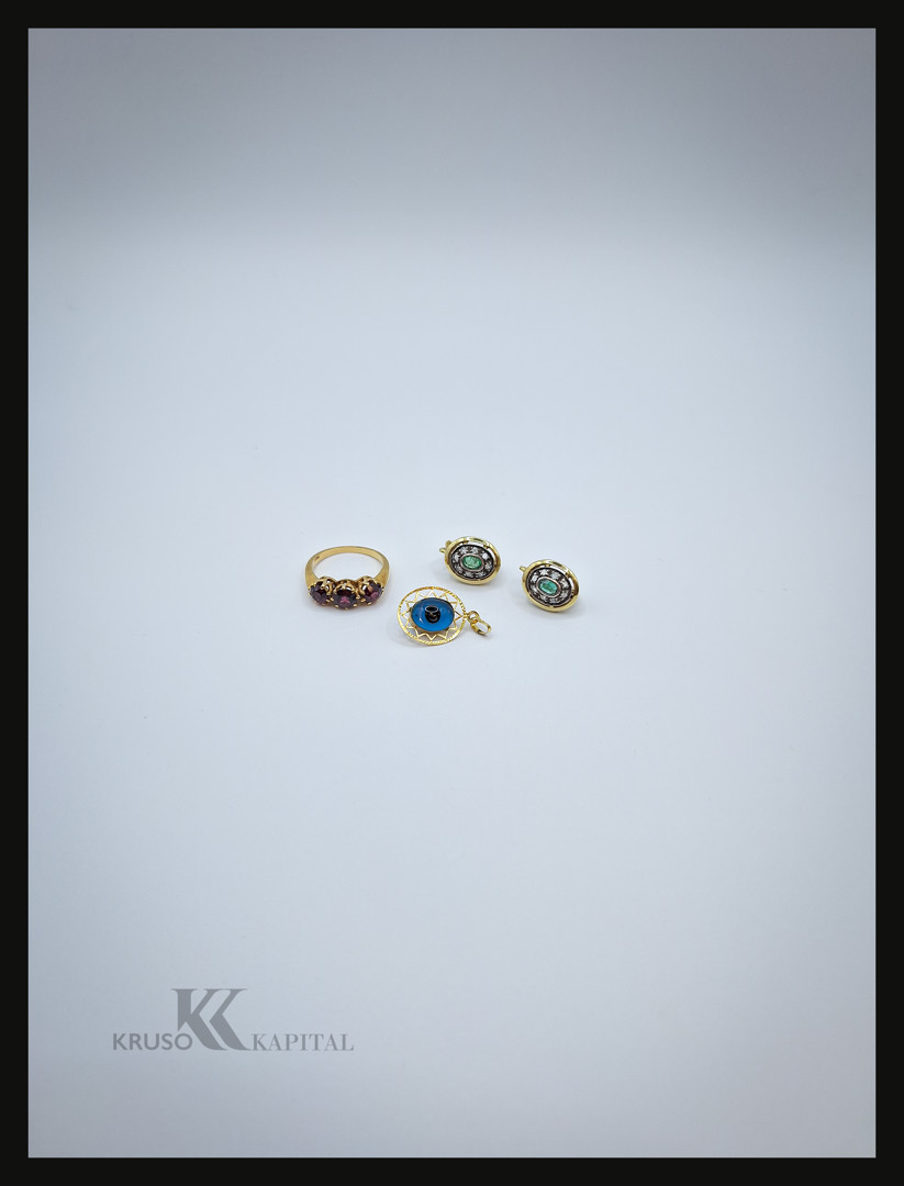 Vari oggetti oro argento pietre diamanti
