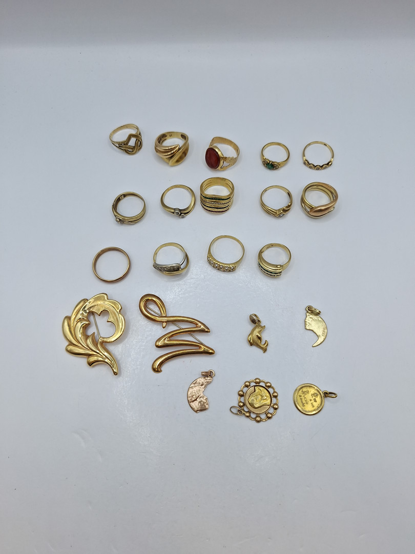 Vari oggetti in oro pietre diamantini