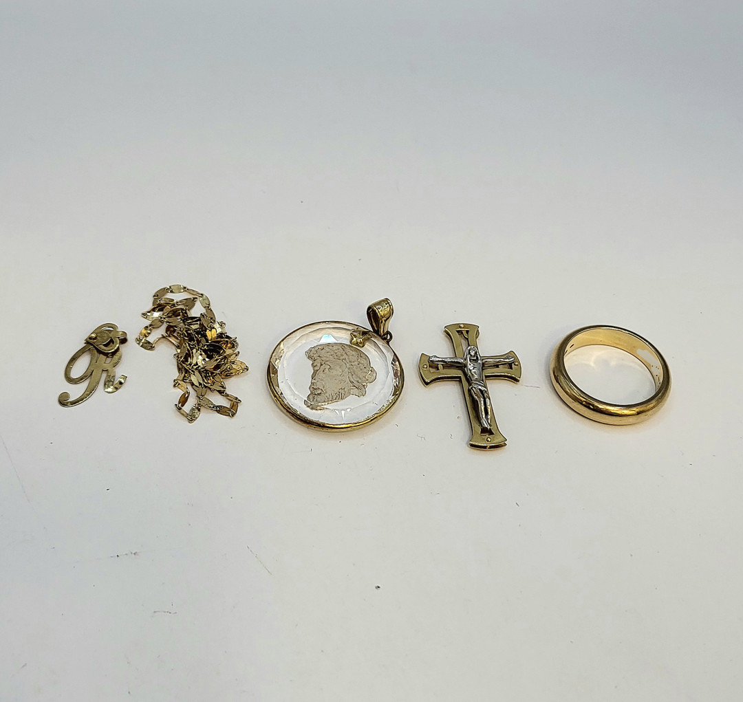 Anello collana e tre ciondoli oro