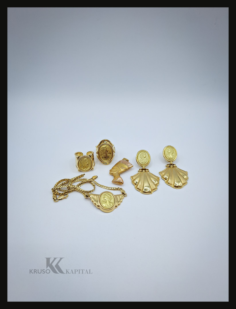 Vari oggetti in oro