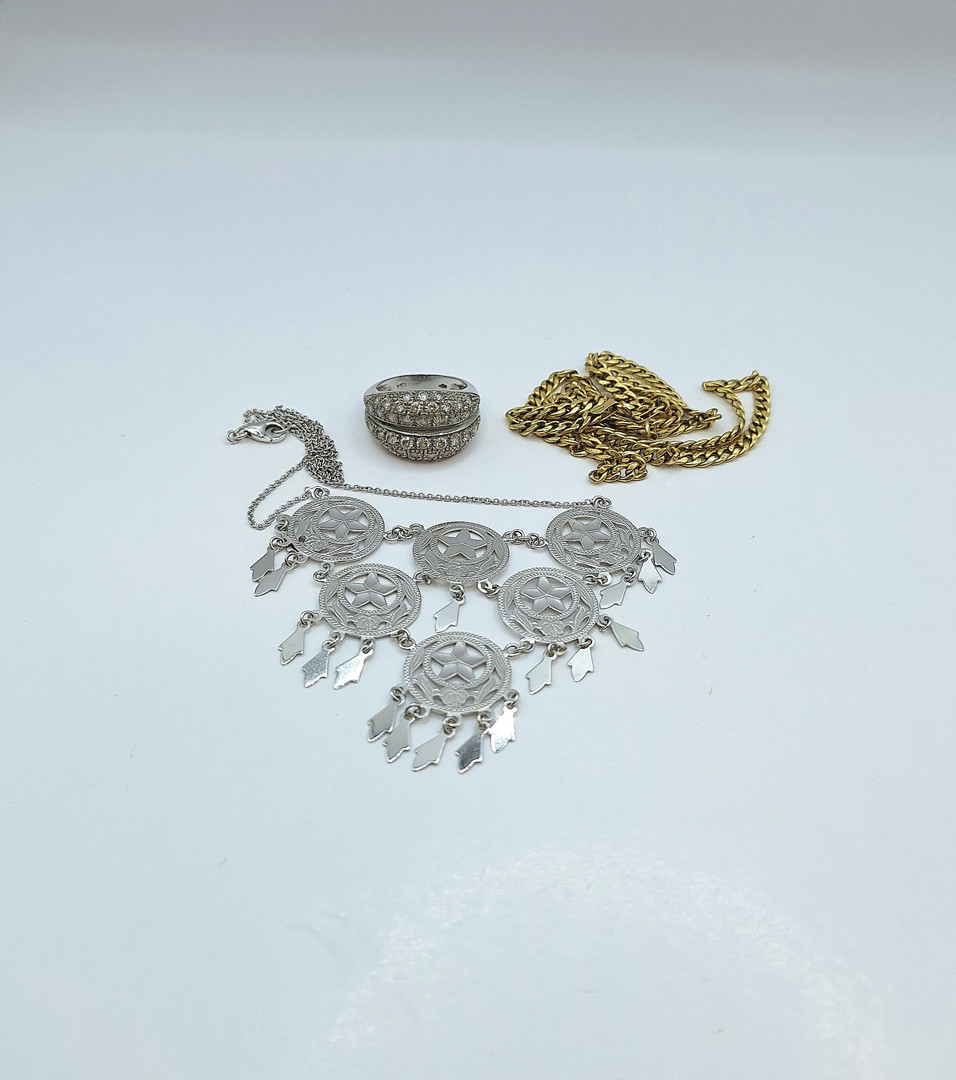Anello e un paio di collane oro pietre