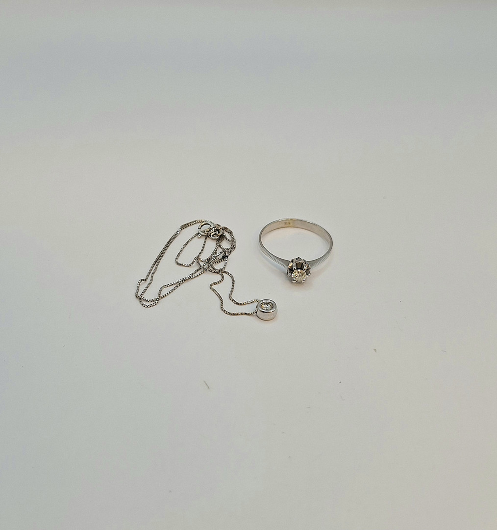 Anello e collana oro diamantini