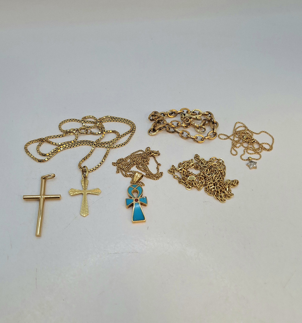 Vari oggetti oro pietre smalti