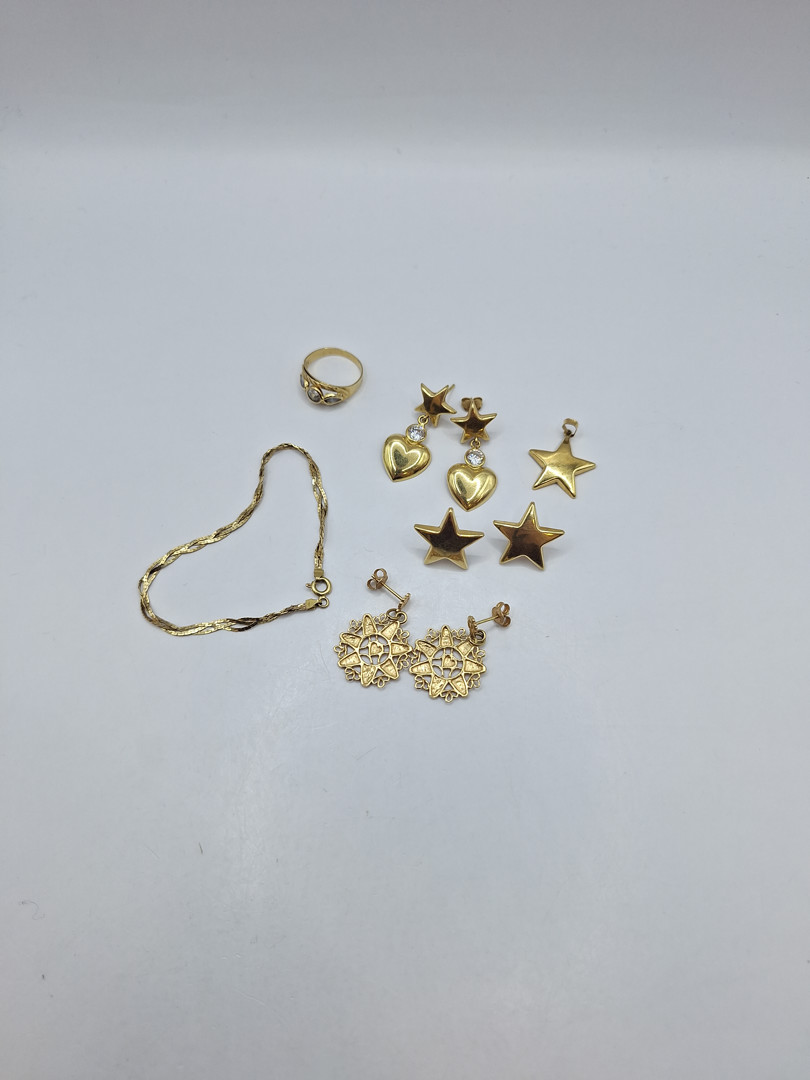 Vari oggetti oro pietre