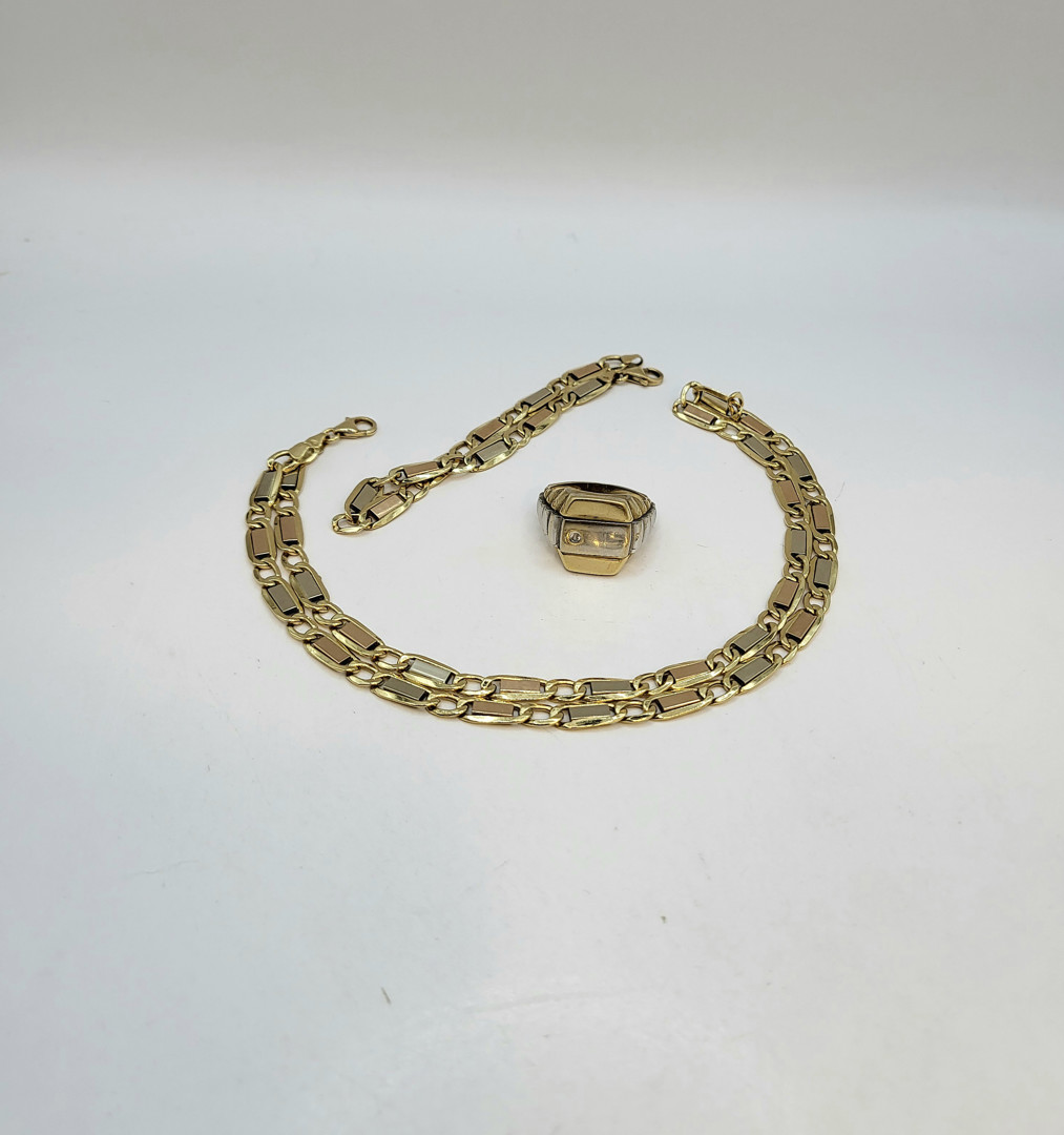 Vari oggetti oro pietra