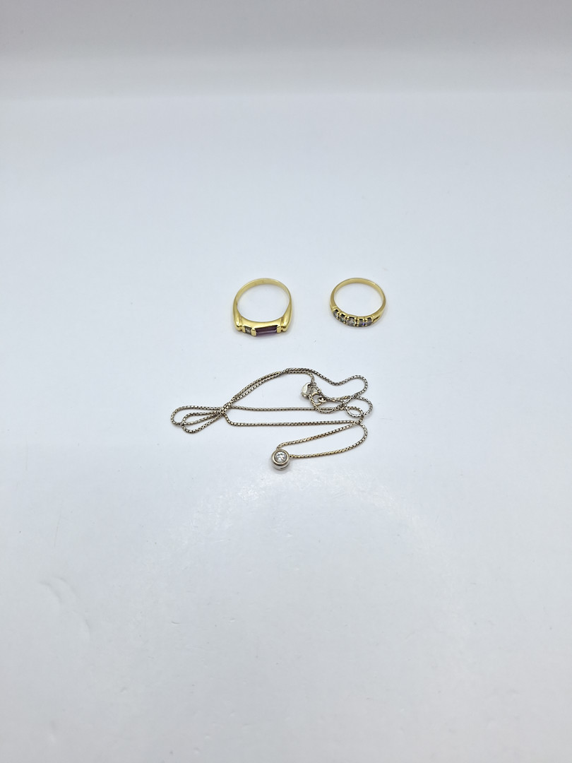 Due anelli e collana in oro pietre diamantini