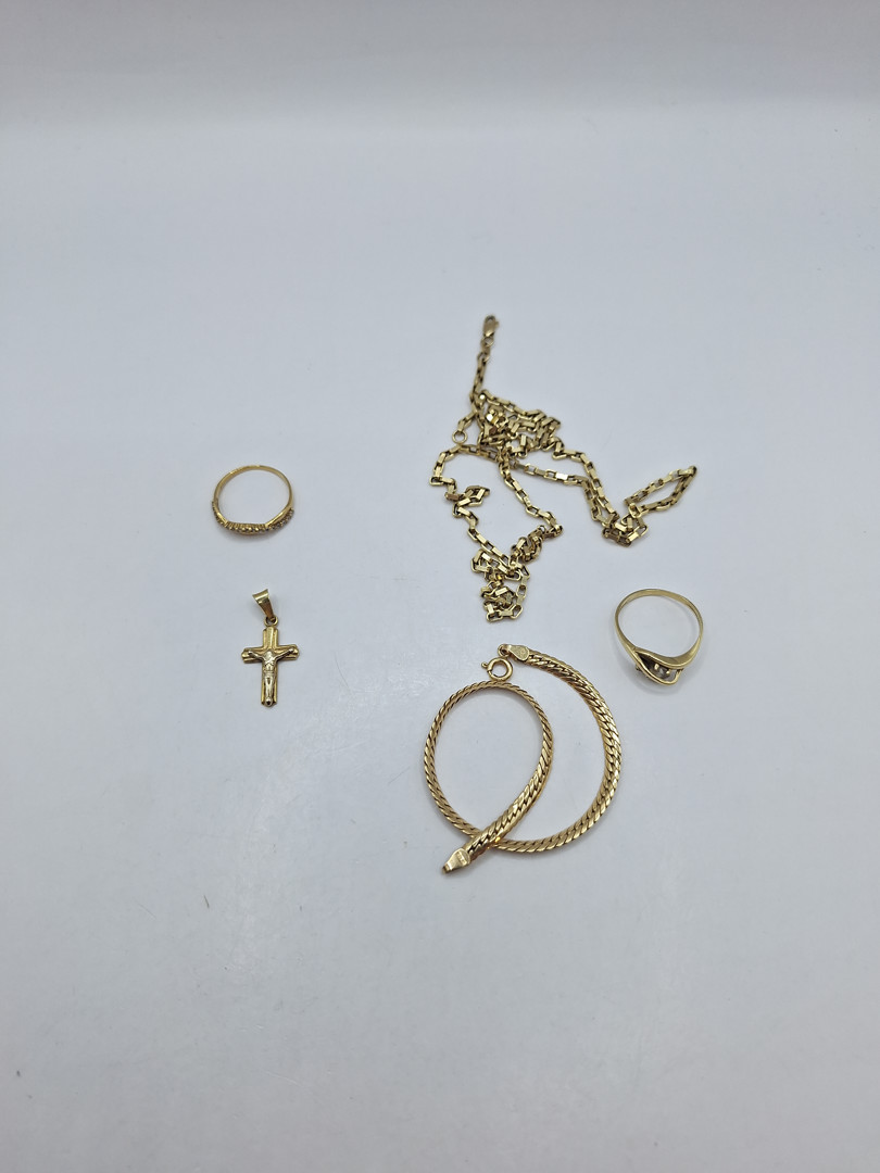 Vari oggetti oro pietre