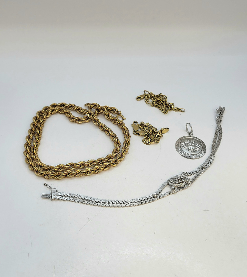 Vari oggetti oro pietre