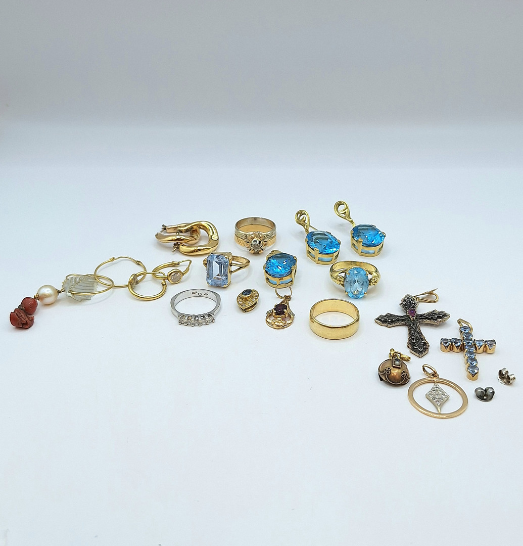Vari oggetti in oro pietre argento