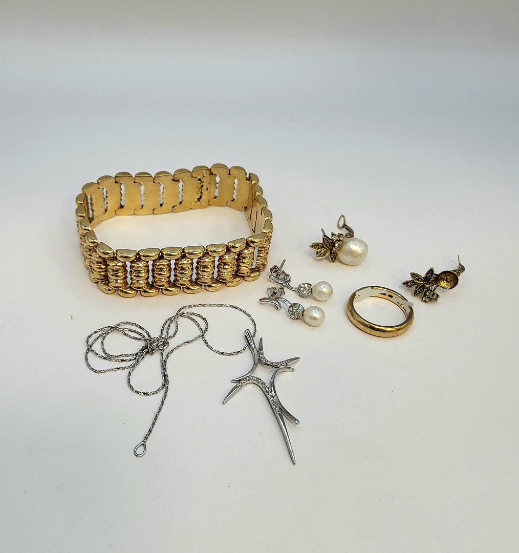 Vari oggetti in oro diamantini pietre perle