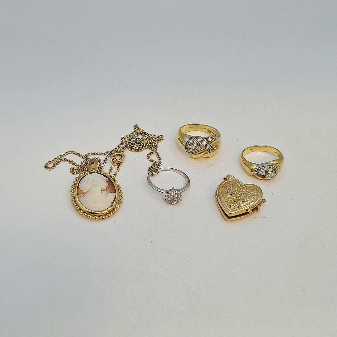 Vari oggetti oro pietre diamantini