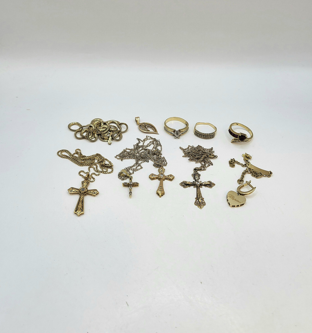 Vari oggetti oro diamanti pietre