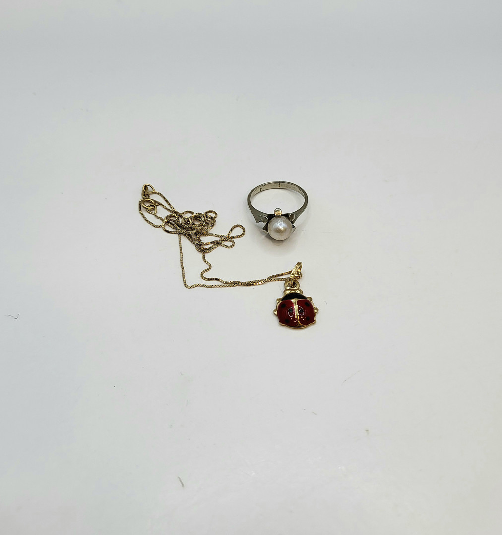 Vari oggetti oro smalto perla