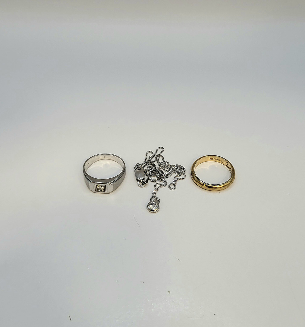 Collana e due anelli oro pietre