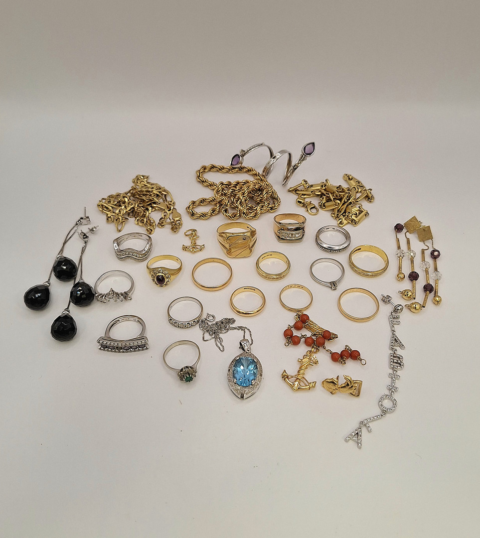 Vari oggetti in oro diamantino pietre 