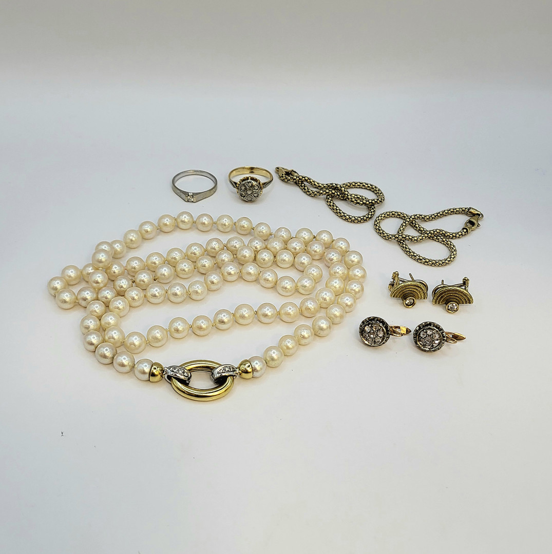 Oggetti in oro argento diamanti collana perle coltivate
