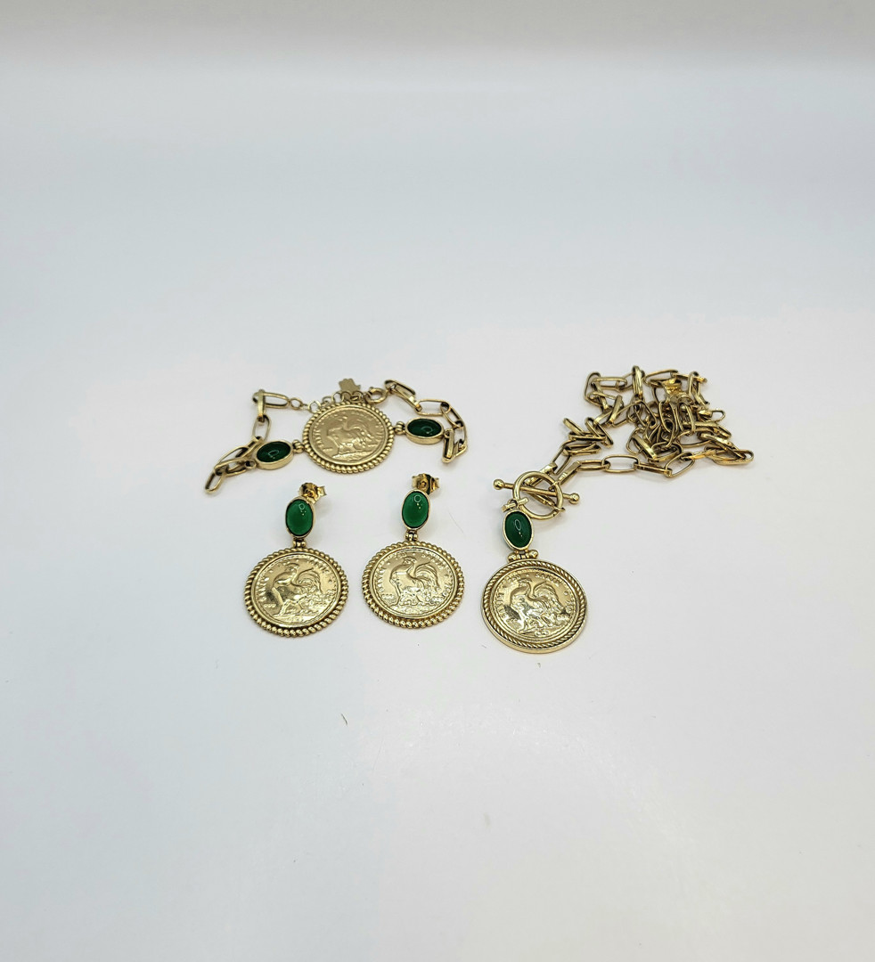 Vari oggetti oro pietre